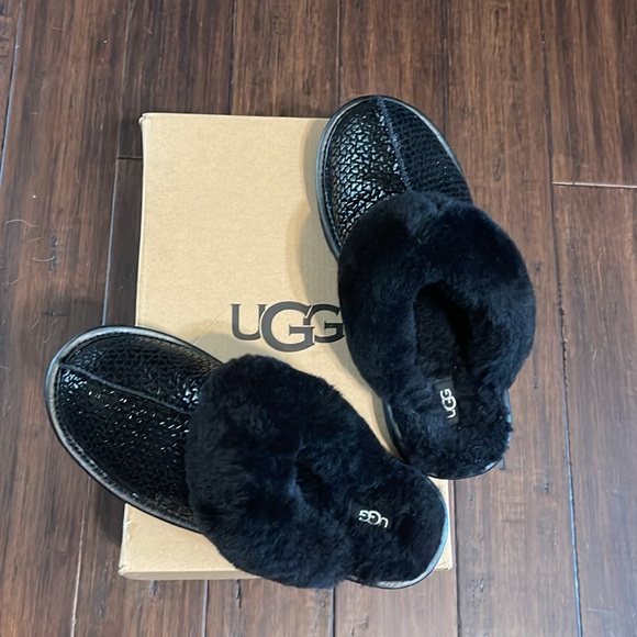 Ugg k cozy 11 gel hearts slipper BNIB Authentic size 6 but fits a size 7US - Picture 5 of 8